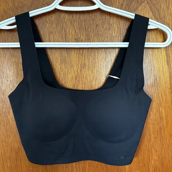 SKIMS Naked Scoop Tank Bra - Onyx - Picture 4 of 5